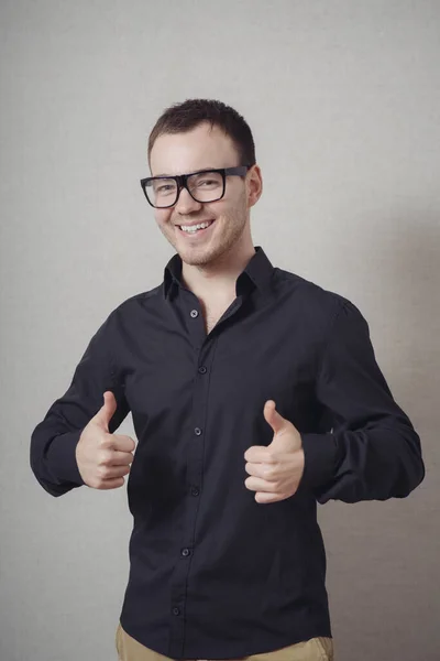 Jovem Casual Feliz Mostrando Polegar Para Cima Sorrindo — Fotografia de Stock