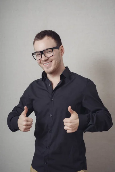 Jovem Casual Feliz Mostrando Polegar Para Cima Sorrindo — Fotografia de Stock