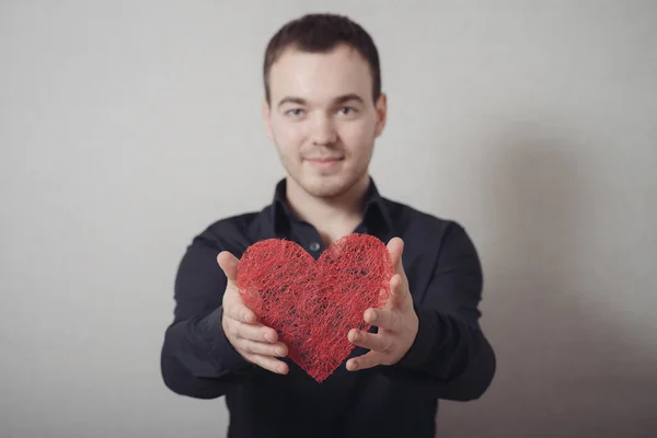 Kırmızı Kalpli Genç Bir Adam Sevgililer Günü — Stok fotoğraf