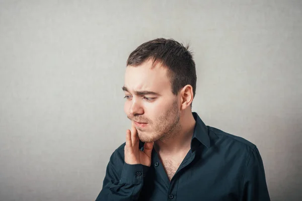 Homme Montre Mal Aux Dents Sur Fond Gris — Photo