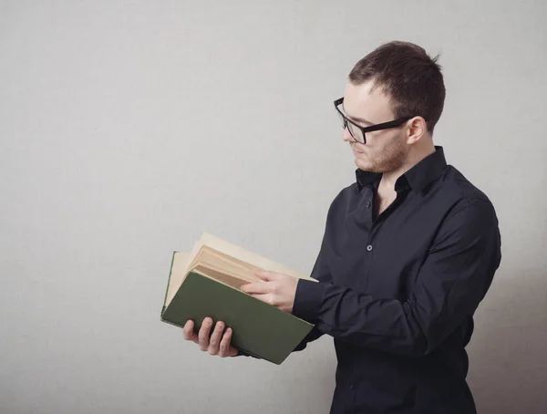 Man Die Een Boek Leest — Stockfoto