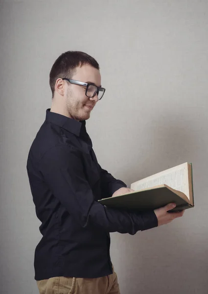 Homem Lendo Livro — Fotografia de Stock