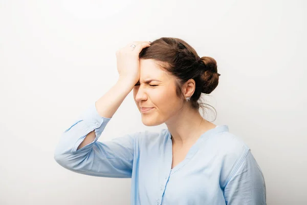 Fille Mal Tête Main Sur Tête Isolé Sur Fond Blanc — Photo