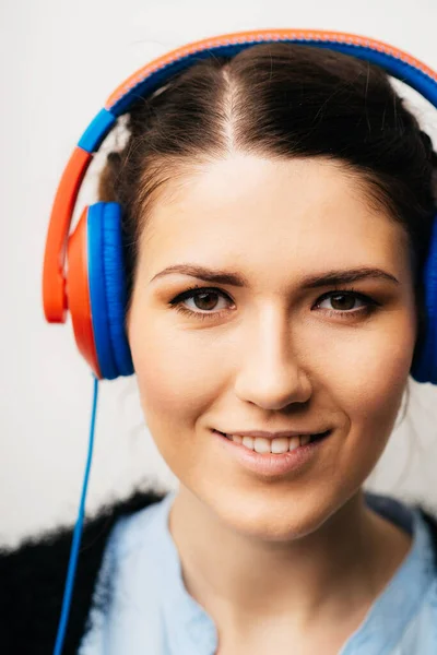 Mädchen Posiert Auf Grauem Hintergrund — Stockfoto