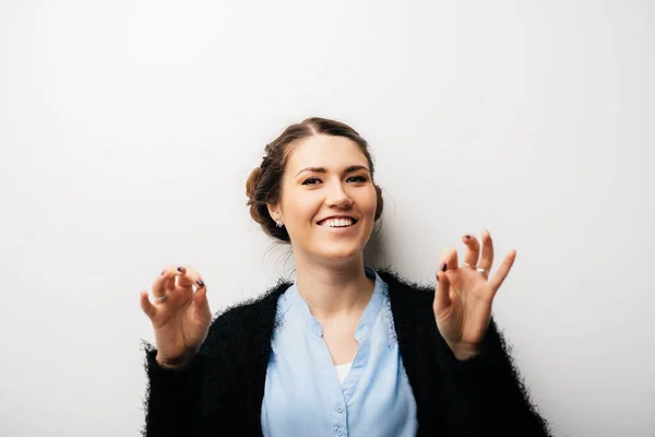 Chica Posando Sobre Fondo Gris — Foto de Stock