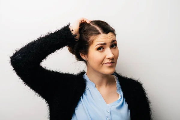 Chica Posando Sobre Fondo Gris — Foto de Stock