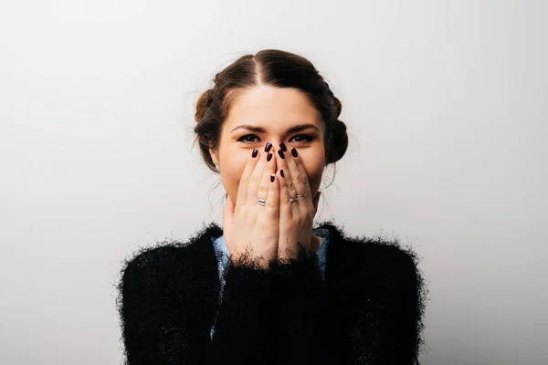 Mädchen Bedeckt Ihren Mund Mit Ihren Händen — Stockfoto