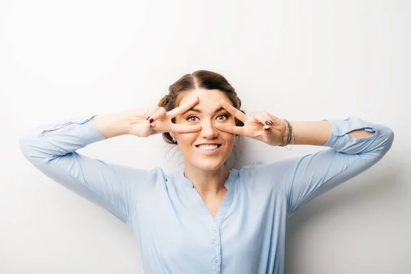 Une Femme Montre Geste Victoire Près Des Yeux Isolé Sur — Photo