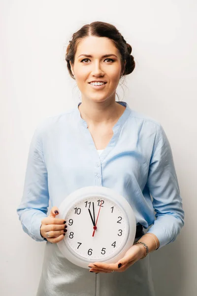 Frau Mit Uhr Den Händen Isoliert Auf Weißem Hintergrund — Stockfoto