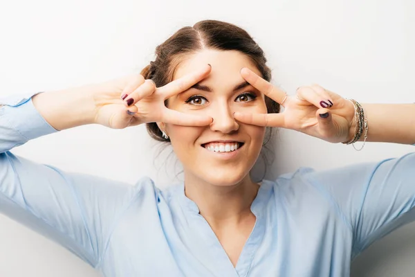 Una Mujer Muestra Gesto Victoria Cerca Los Ojos Aislado Sobre — Foto de Stock