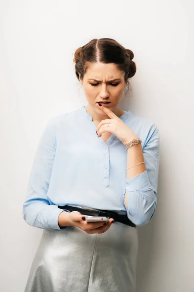 Mulher Ler Mensagem Dedo Dos Telefones Boca Dele Isolado Sobre — Fotografia de Stock