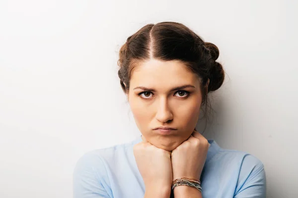 Mujer Piensa Que Cabeza Está Sus Manos Ofendida Aislado Sobre — Foto de Stock