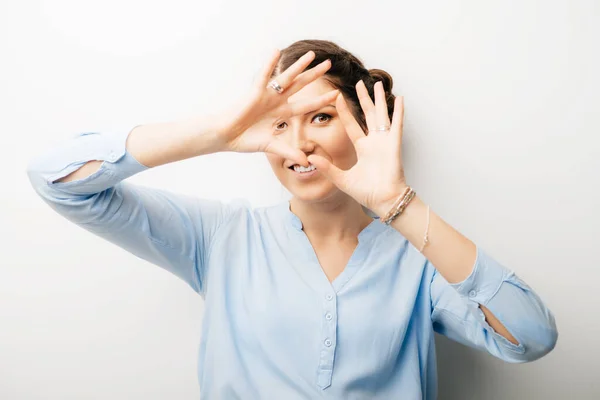 Mujer Haciendo Dedos Corazón Manos Cerca Cara Mirando Través Sus — Foto de Stock