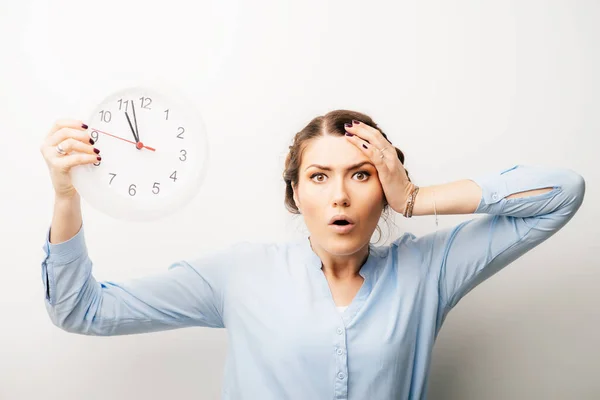 Mujer Con Reloj Mano Cabeza Insatisfecha Enojada Hasta Tarde Aislado — Foto de Stock