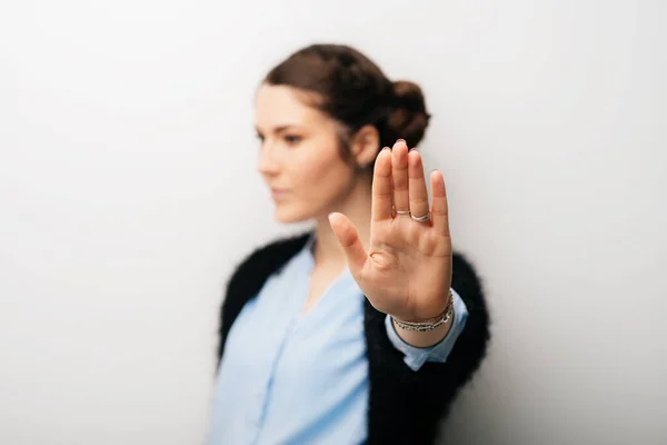 Mulher Fez Gesto Para Parar Intervalo Isolado Sobre Fundo Branco — Fotografia de Stock