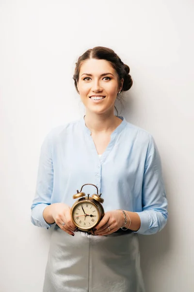 Mujer Con Reloj Las Manos Aislado Sobre Fondo Blanco — Foto de Stock