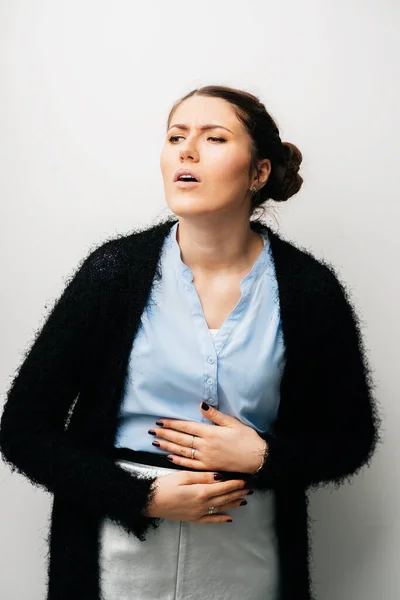 Mujer Sosteniendo Estómago Dolor Estómago Estómago Aislado Sobre Fondo Blanco —  Fotos de Stock
