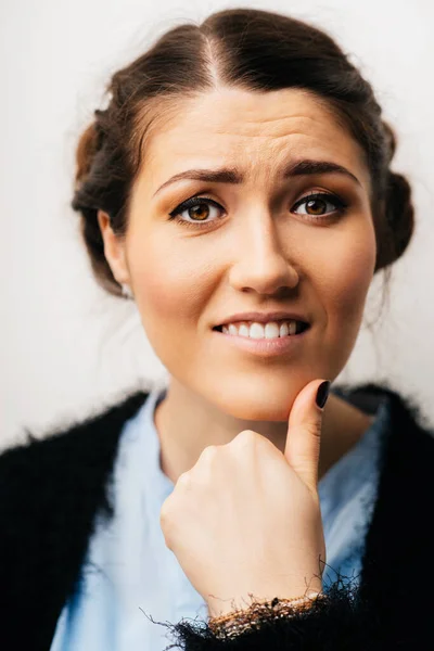 Mujer Piensa Con Cabeza Puño Mano Aislado Sobre Fondo Blanco — Foto de Stock