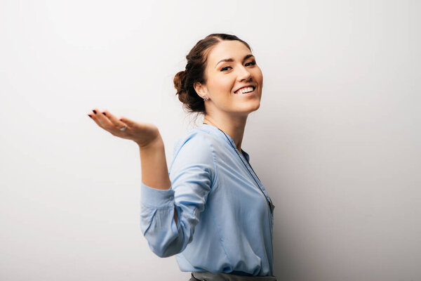 Симпатичная брюнетка с чем-то на руке
