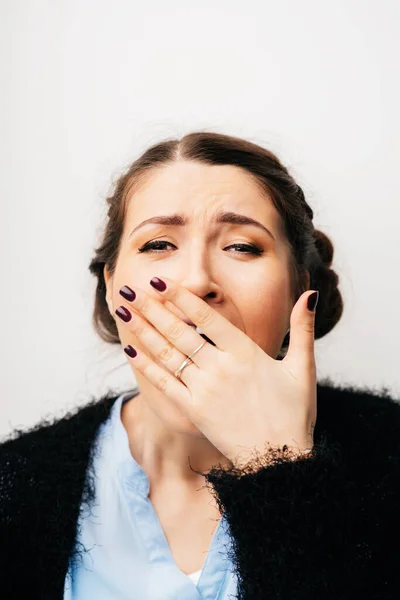 Γυναίκα Χασμουριέται Νυστάζει Κουράζεται Απομονωμένα Λευκό Φόντο — Φωτογραφία Αρχείου