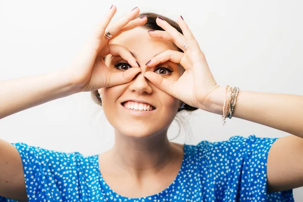 Chica Tiene Manos Prismáticos — Foto de Stock