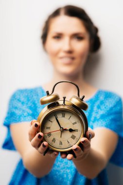 Elinde çalar saati olan güzel bir kız.
