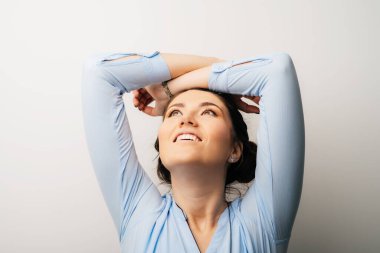 Güzel kız uyuduktan sonra geriniyor.