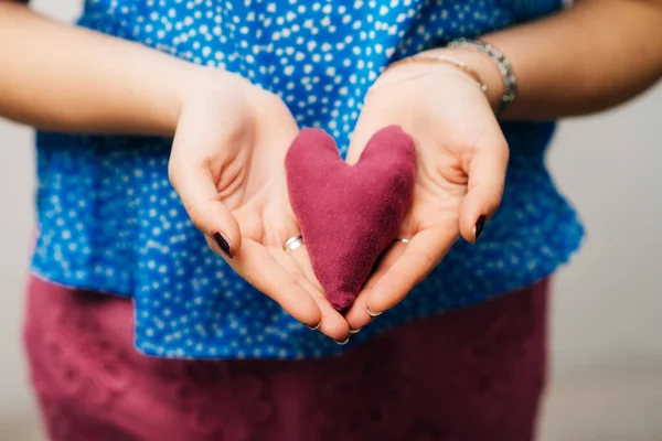 Ragazza Possesso Giocattolo Piccolo Cuore — Foto Stock