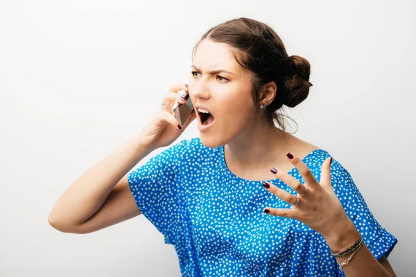 Hermosa Mujer Emocionalmente Hablando Teléfono Móvil —  Fotos de Stock