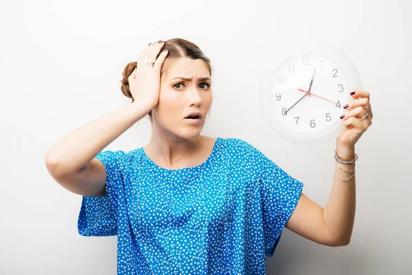 Hermosa Chica Con Gran Reloj Sosteniendo Cabeza — Foto de Stock