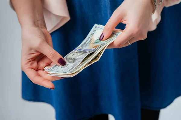 Cabelos Longos Bela Jovem Morena Vestido Longo Azul Mantém Dinheiro — Fotografia de Stock