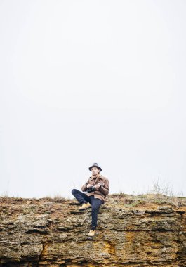 Genç adam ukulele çalıyor.