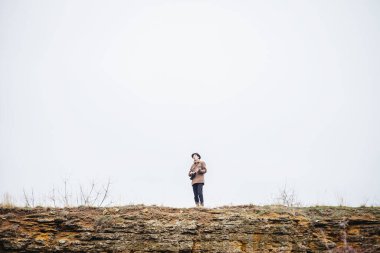 Genç adam ukulele çalıyor.