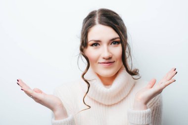 Kızın kafası karışık ve ne yapacağını bilmiyor.