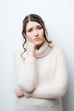 Güzel ve çekici bir kadın çenesini tutuyor.