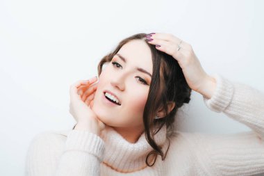 Başı ağrıyan kadın elleriyle başını tutuyor..