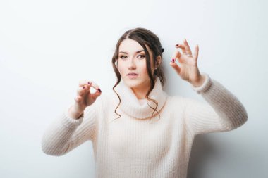 Esmer kız beyaz arka planda iyi görünüyor.