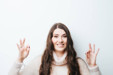 Beyaz arka planda uzun saçlı genç bir kızda sorun yok.