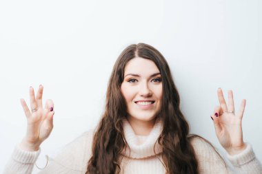 Beyaz arka planda uzun saçlı genç bir kızda sorun yok.