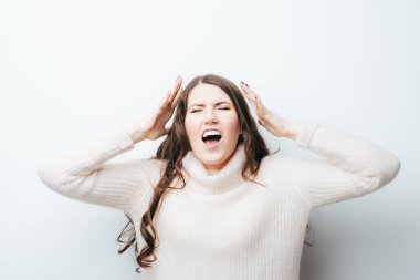 güzel uzun saçlı kız çığlık çığlığa beyaz arka plan
