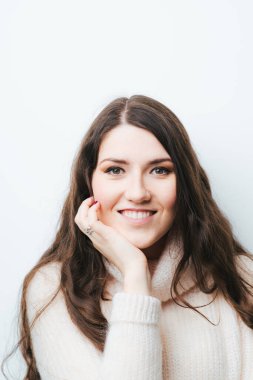 Beyaz bir arka planda uzun saçlı genç bir kız hakkında.