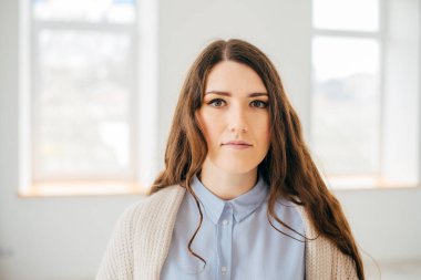 Beyaz bir arka planda uzun saçlı genç bir kız hakkında.