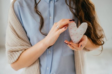 Yumuşak bir kalp şeklinde tutan eller