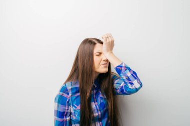 Kızım, bir şey unutuldu ve elini kafasından vurdu.