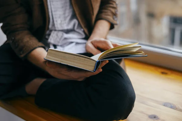 Jongeman Die Een Boek Leest — Stockfoto