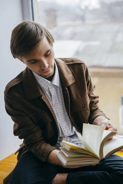 Genç Adam Kitap Okuyor — Stok fotoğraf