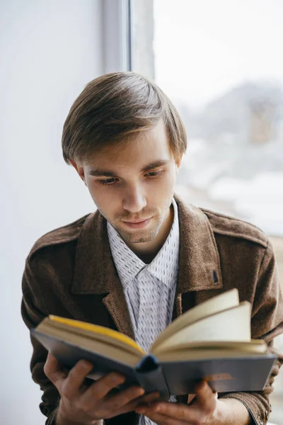 若い男が本を読んで — ストック写真