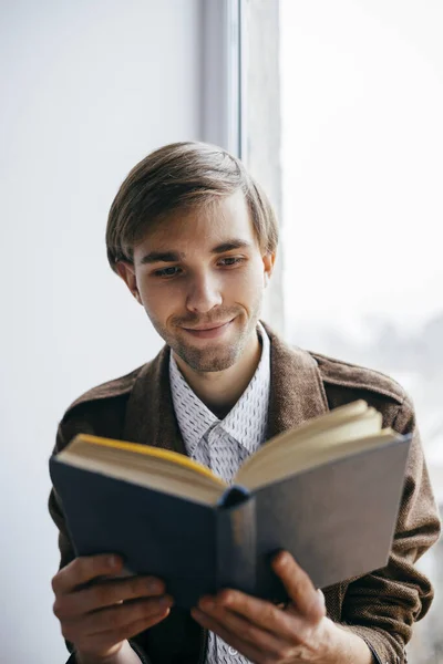 若い男が本を読んで — ストック写真