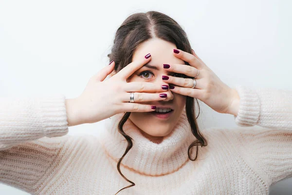 Jeune Femme Ferme Les Yeux Avec Ses Mains — Photo