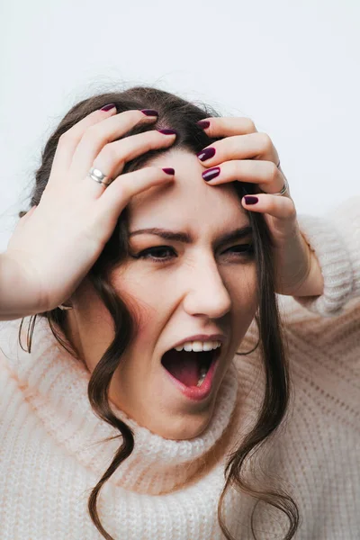 Brünettes Mädchen Verärgert Und Hält Seinen Kopf Auf Weißem Hintergrund — Stockfoto